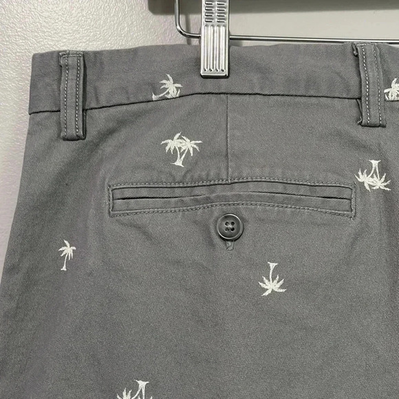 Old Navy Ultimate Slim Chino Shorts Palm Tree Pattern Gray and White - Picture 7 of 9